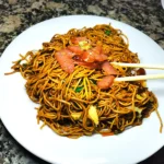 Décryptage du Mine Frit Mauricien : Nouilles sautées au poulet et à l’omelette