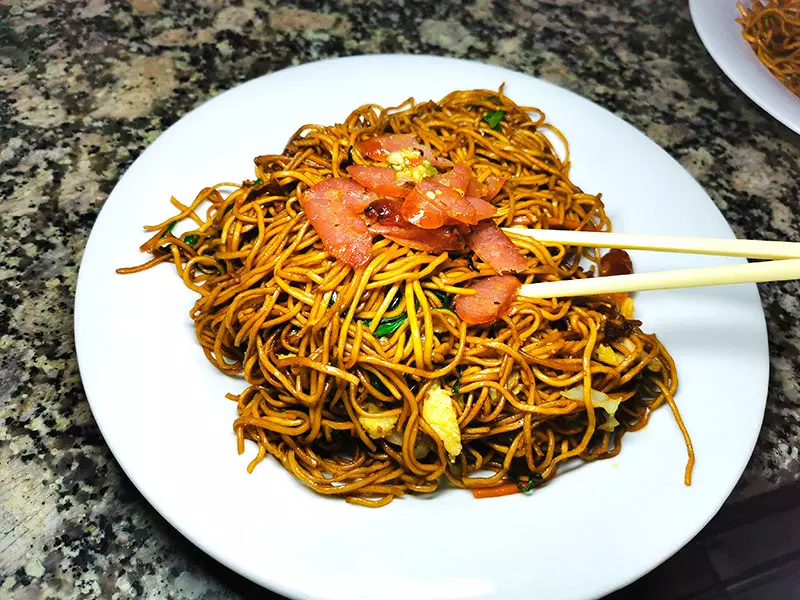 Décryptage du Mine Frit Mauricien : Nouilles sautées au poulet et à l’omelette
